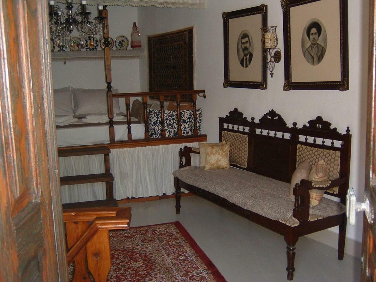 Yiayia's Χάλκη